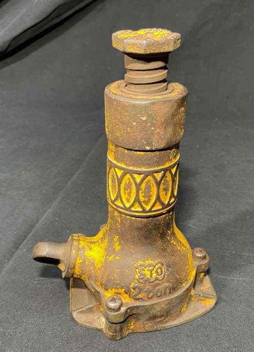 VINTAGE TOYOTA LAND CRUISER MOTOR JACK