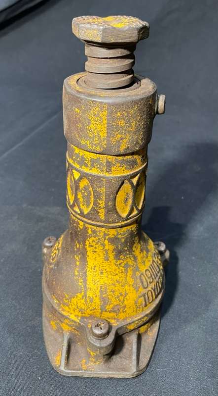 VINTAGE TOYOTA LAND CRUISER MOTOR JACK