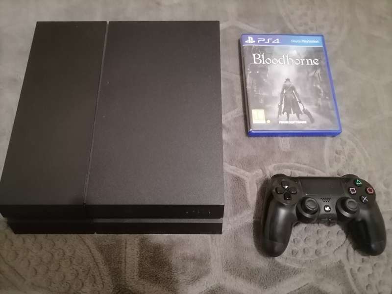 Ps4 with 2TB HDD 1 remote and Bloodborne