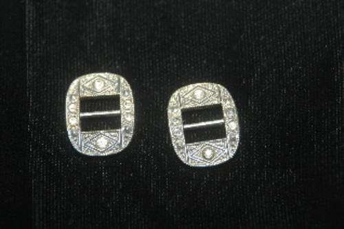 A pair of small diamante buckles 20mm across.