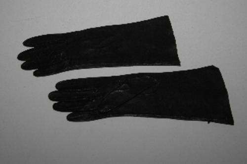 Black kid gloves made in Italy, never worn (6-6 and half)