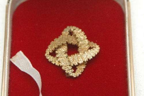A small brooch 14kt gold filled