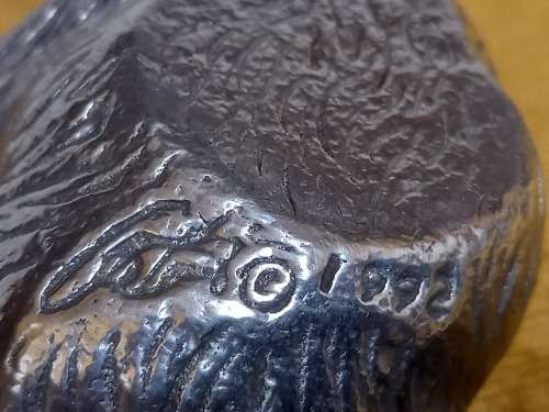 ARTHUR COURT SIGNED BEAR WITH PAW IN MOUTH PAPERWEIGHT