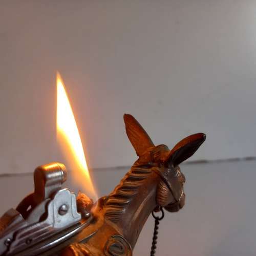 Vintage Van Hunks Ornate Mule Table Lighter - Works
