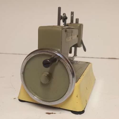 NECCHI TRAINER VINTAGE MINI SEWING MACHINE MADE IN ITALY
