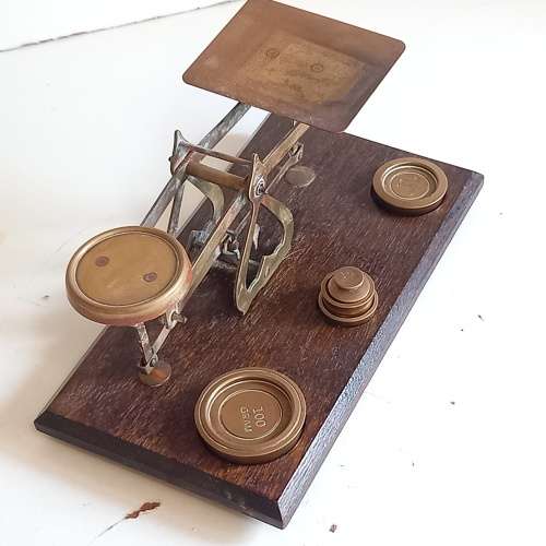 VINTAGE WOOD AND BRASS POSTAL SCALE WITH BRASS WEIGHTS MADE IN ENGLAND
