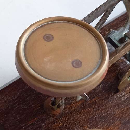 VINTAGE WOOD AND BRASS POSTAL SCALE WITH BRASS WEIGHTS MADE IN ENGLAND