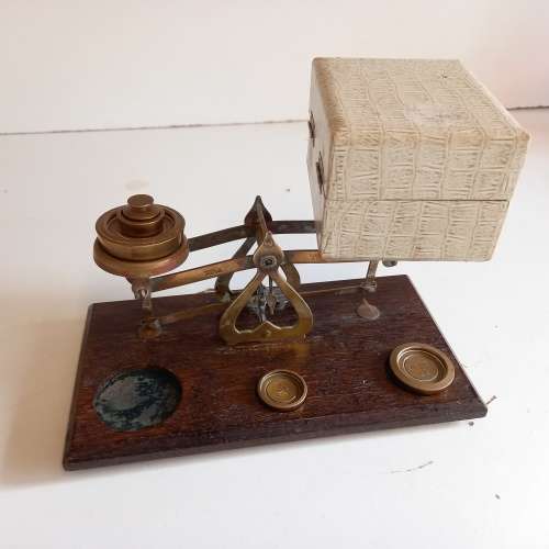 VINTAGE WOOD AND BRASS POSTAL SCALE WITH BRASS WEIGHTS MADE IN ENGLAND