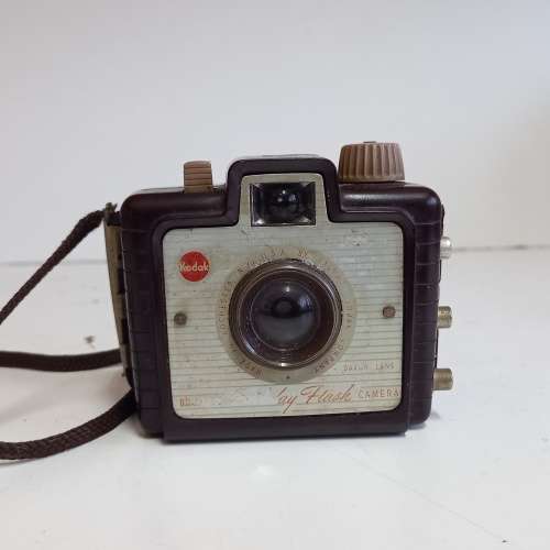 VINTAGE KODAK BROWNIE HOLIDAY FLASH CAMERA