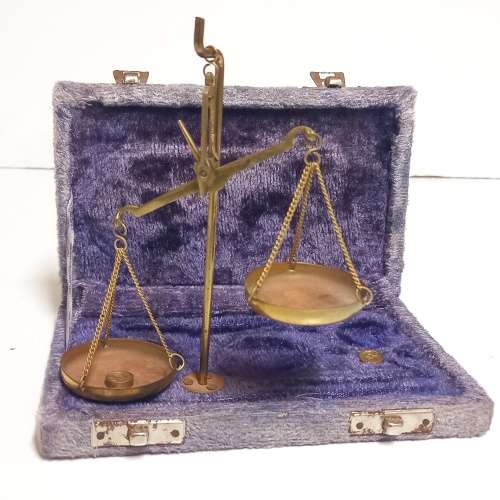 VINTAGE PORTABLE SCALE IN PURPLE VELVET CASE