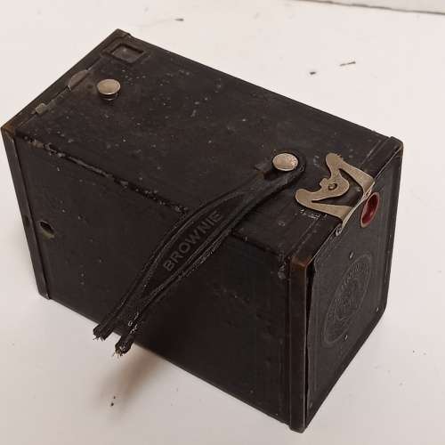 ANTIQUE KODAC BROWNIE NO2 MODEL F BOX CAMERA  MADE IN USA