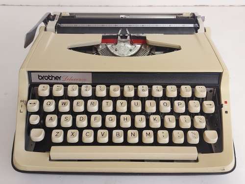 1976 BROTHER DELUXE 800 TYPEWRITER  MADE IN JAPAN