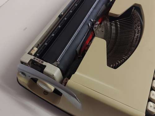 1976 BROTHER DELUXE 800 TYPEWRITER  MADE IN JAPAN