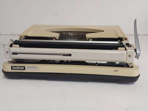 1976 BROTHER DELUXE 800 TYPEWRITER  MADE IN JAPAN