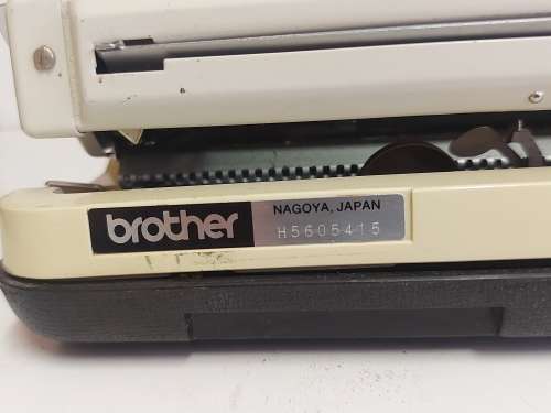 1976 BROTHER DELUXE 800 TYPEWRITER  MADE IN JAPAN