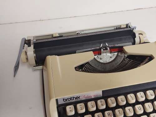 1976 BROTHER DELUXE 800 TYPEWRITER  MADE IN JAPAN
