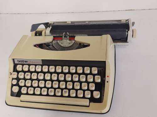 1976 BROTHER DELUXE 800 TYPEWRITER  MADE IN JAPAN