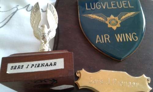 RARE SOUTH -AFRICAN POLICE AIR WING WOODEN PLAQUE AND A "GOLDEN EAGLE " TO SERSANT J. PIENAAR.