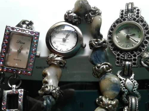 Untested DIVA, MOOI and an Initial ladies 'wrist watches.Bid 1 taking 3.