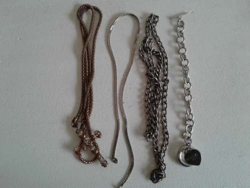 4 JEWELRY CHAINS. BID 1 TAKING 4.