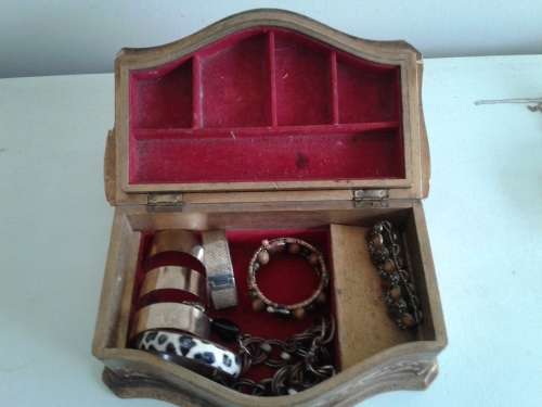 Antique jewelry box with 6 pieces of fine jewelry.