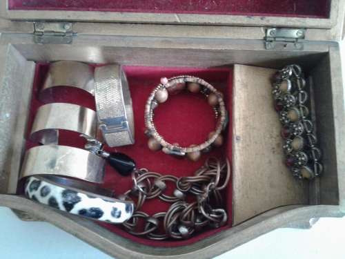 Antique jewelry box with 6 pieces of fine jewelry.