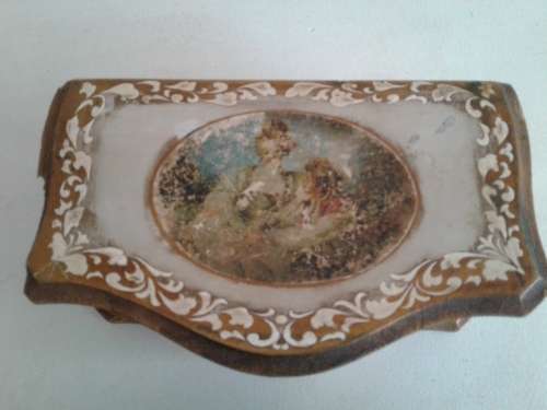 Antique jewelry box with 6 pieces of fine jewelry.