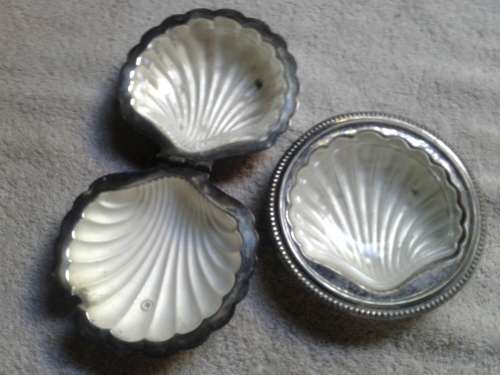 1940' CLAM SHELL BUTTER DISHES.SILVER/PLATED?  NO BUTTER SPOONS.Bid 1 taking both.