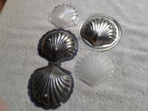 1940' CLAM SHELL BUTTER DISHES.SILVER/PLATED?  NO BUTTER SPOONS.Bid 1 taking both.