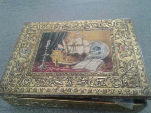 HISTORICAL ROYAL VERKADE HOLLAND TIN WITH 200 RANDOM WORLD COINS.BID. BID 1 TAKING 200.DESC.