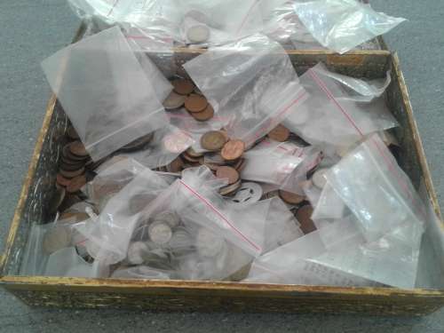 HISTORICAL ROYAL VERKADE HOLLAND TIN WITH 200 RANDOM WORLD COINS.BID. BID 1 TAKING 200.DESC.