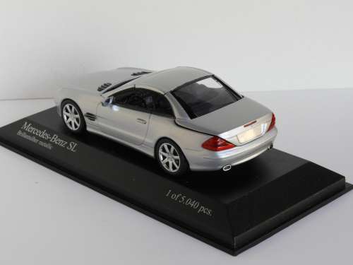 Mercedes-Benz SL (2001) with retractable roof by Minichamps