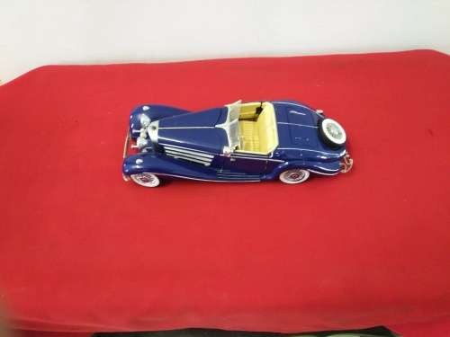Mercedes Roadster 500SL - Model 1/18   - Please See Pictures for condition