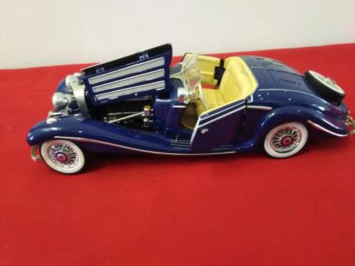 Mercedes Roadster 500SL - Model 1/18   - Please See Pictures for condition