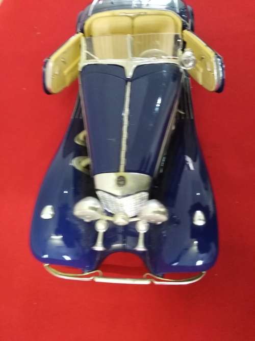 Mercedes Roadster 500SL - Model 1/18   - Please See Pictures for condition