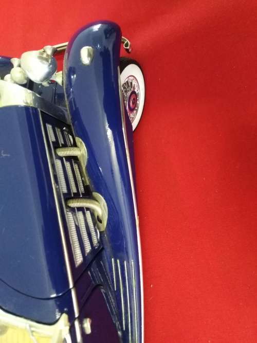Mercedes Roadster 500SL - Model 1/18   - Please See Pictures for condition