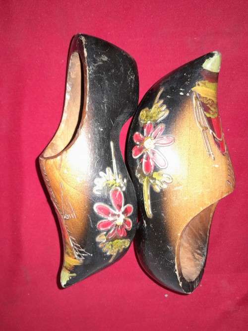 A CHINESE JEWELLERY BOX & A DUTCH WOODEN CLOGS - see pictures