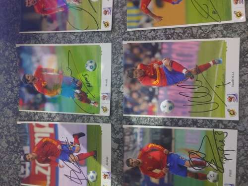 2010 spain wold cup winner pictures with signatures