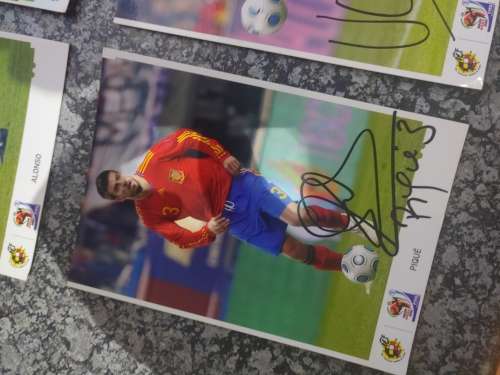 2010 spain wold cup winner pictures with signatures