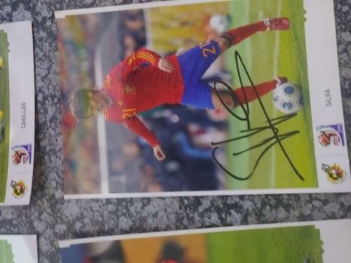 2010 spain wold cup winner pictures with signatures