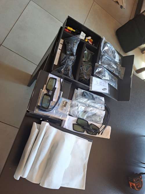 Samsung 10x4k 3d glasses and accessories  all for one bid bargain starting at R1