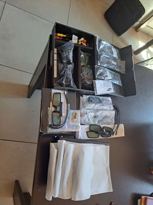 Samsung 10x4k 3d glasses and accessories  all for one bid bargain starting at R1