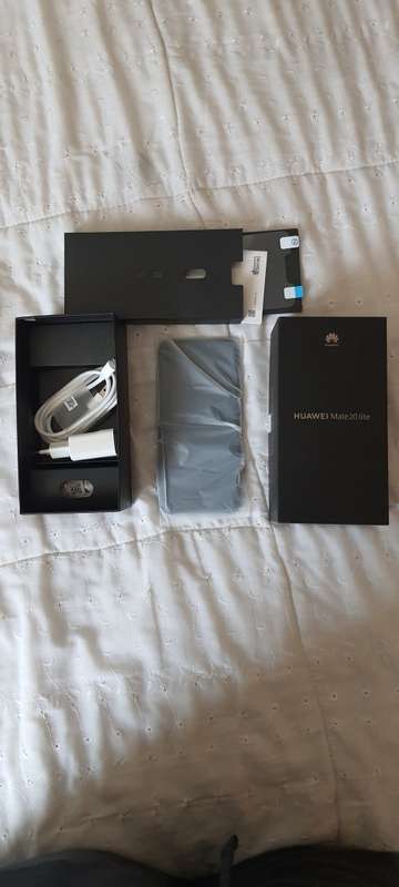 Huawei Mate 20 Lite 64GB Like New and New Original Accessories ** BOXED **