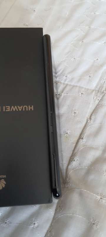Huawei Mate 20 Lite 64GB Like New and New Original Accessories ** BOXED **