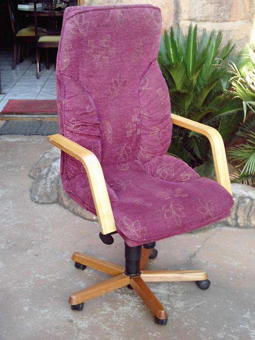 Comfortable adjustable desk chair