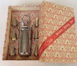 VINTAGE TALA QUEEN ICING SET, IN ORIGINAL BOX, NEVER USED, INCLUDING INSTRUCTION LEAFLET