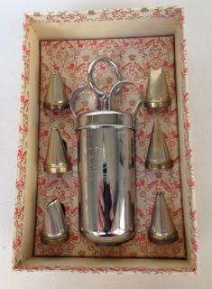 VINTAGE TALA QUEEN ICING SET, IN ORIGINAL BOX, NEVER USED, INCLUDING INSTRUCTION LEAFLET