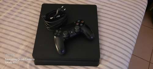 PS4 slim 1TB + 1 controller