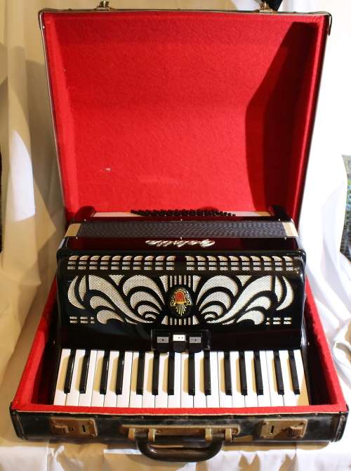Galotta 72 bass accordion with case
