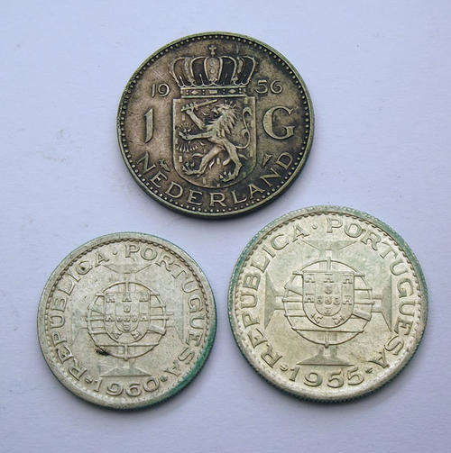 Mixed lot of international SILVER coins